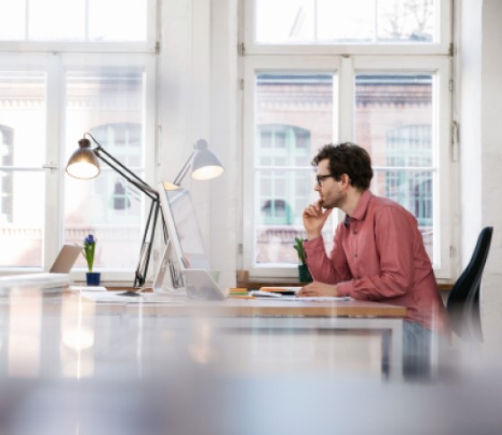 produktreklamation-mann-im-tisch-teaser560x485px